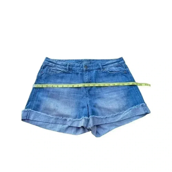 Women’s Michael Kors Light Wash Distressed Denim Shorts•Size 10•Preowned• - Picture 3 of 6